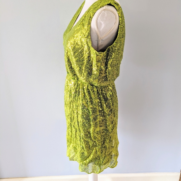 Green sequin V neck dress, 8 - Picture 7 of 8